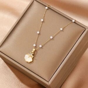-⭐️🐚10k Gold Delicate Pearl Embellished Chain w/ Dainty Seashell Charm.🐚